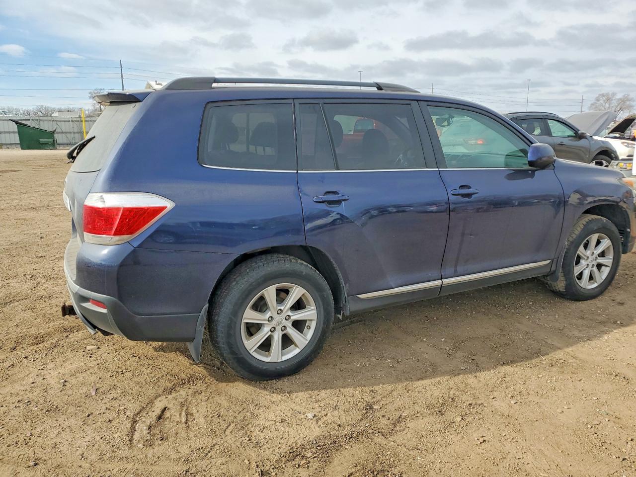 2011 TOYOTA HIGHLANDER BASE photo 7