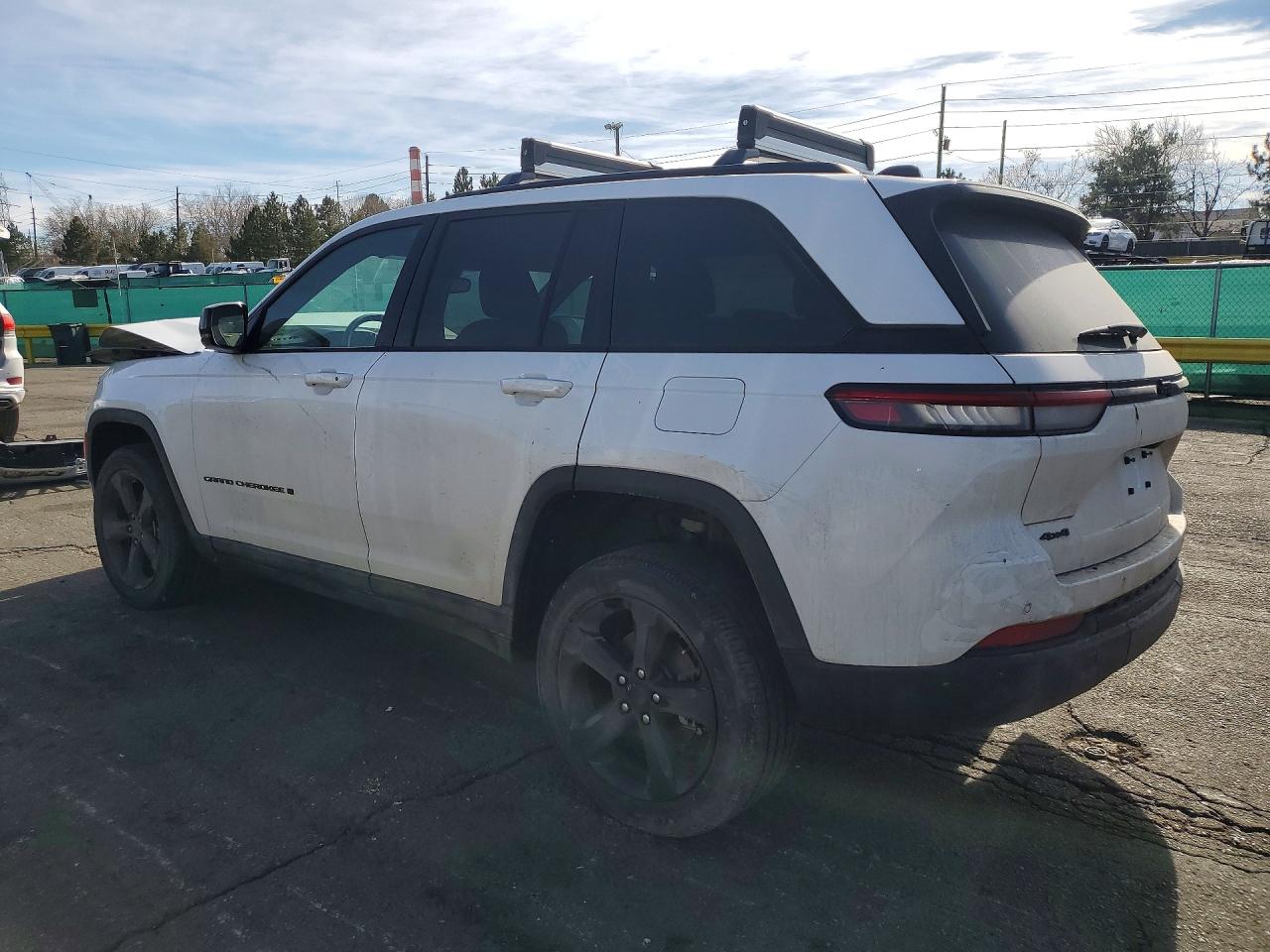 2024 JEEP GRAND CHEROKEE LAREDO photo 2