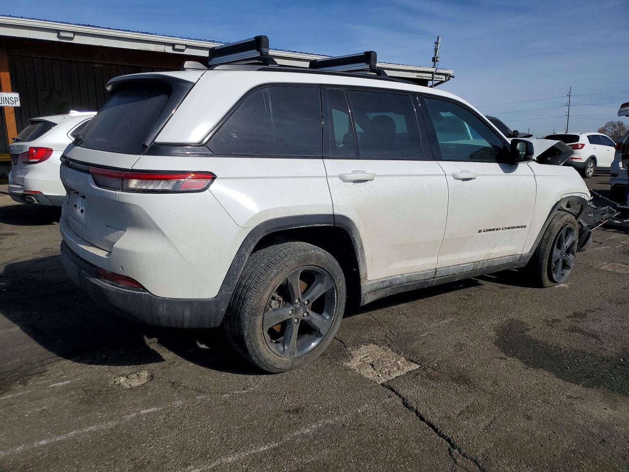 2024 JEEP GRAND CHEROKEE LAREDO photo 3