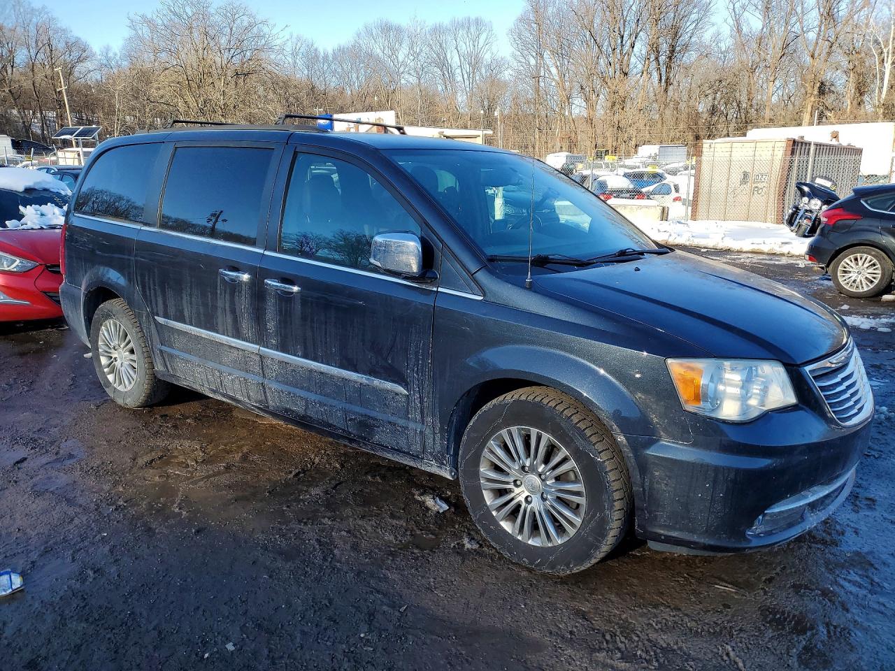 2013 CHRYSLER TOWN & COUNTRY TOURING L photo 4