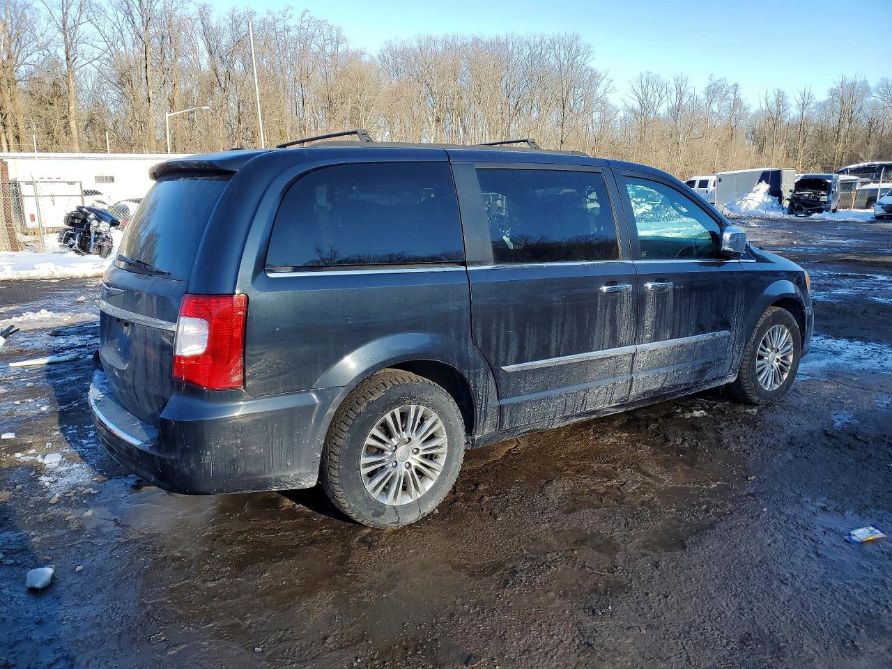 2013 CHRYSLER TOWN & COUNTRY TOURING L photo 3