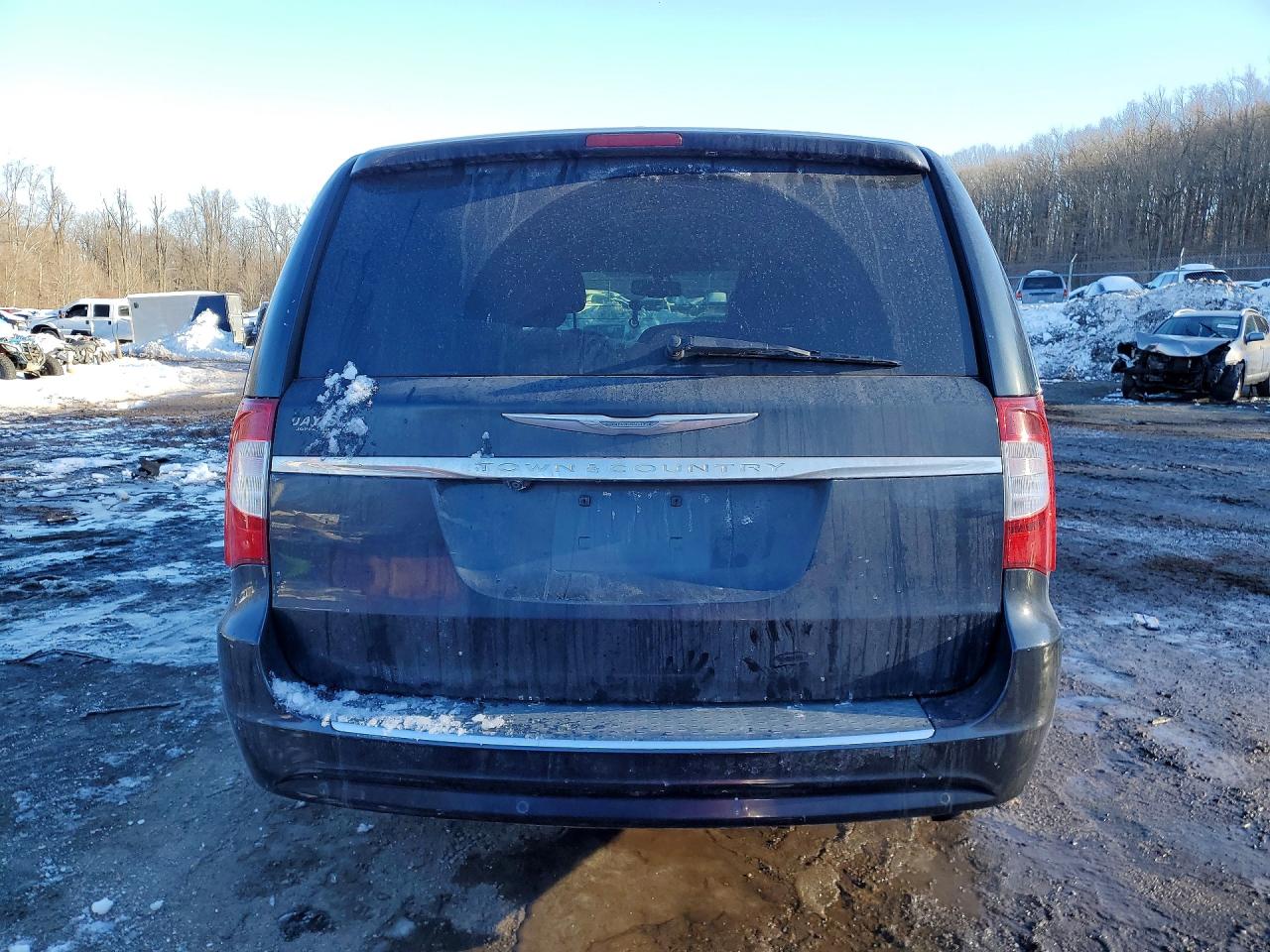 2013 CHRYSLER TOWN & COUNTRY TOURING L photo 6