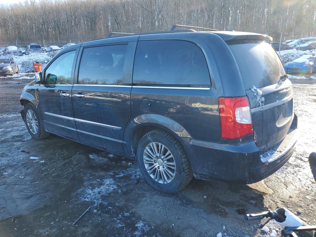 2013 CHRYSLER TOWN & COUNTRY TOURING L photo 2