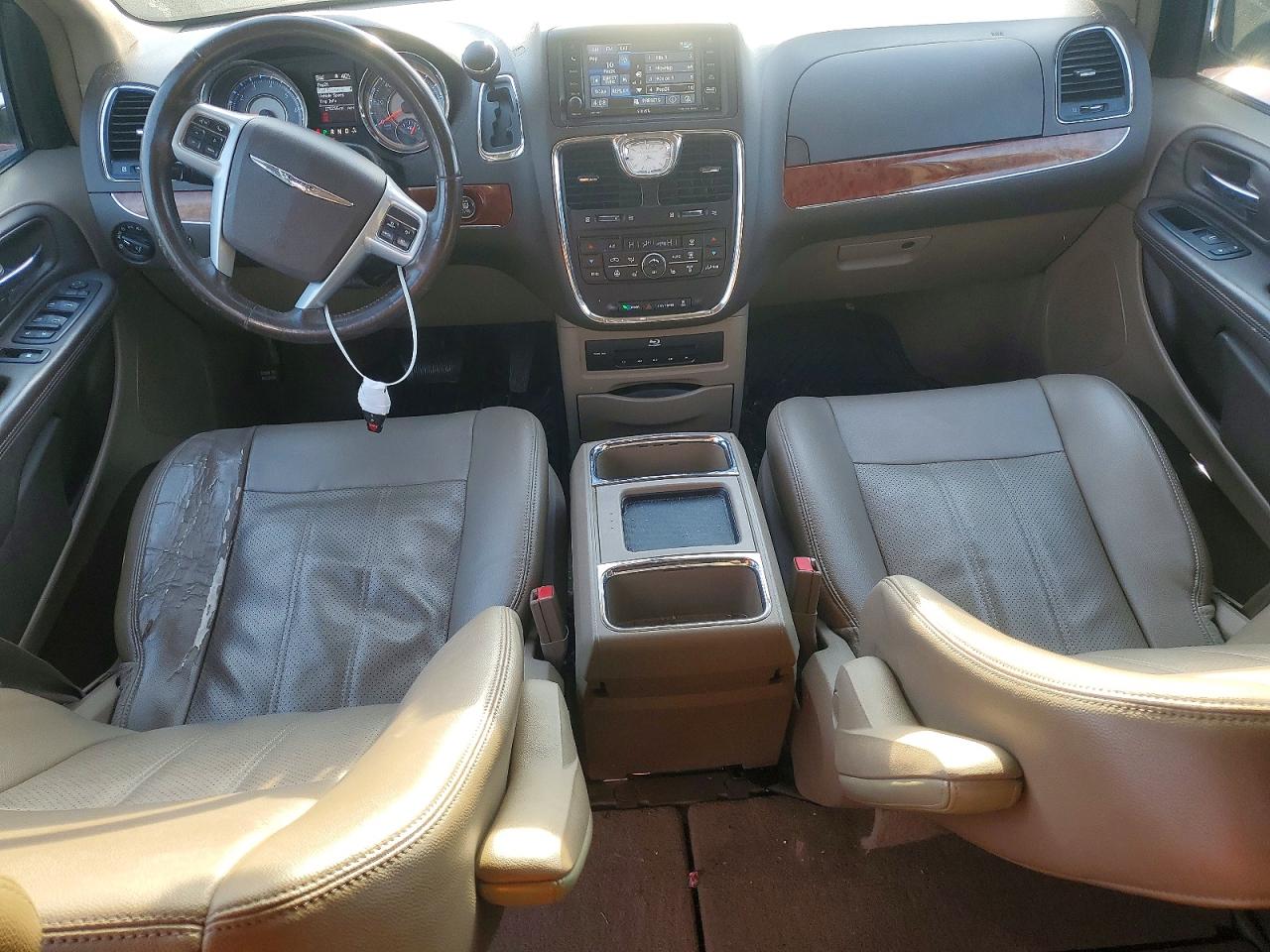 2013 CHRYSLER TOWN & COUNTRY TOURING L photo 8