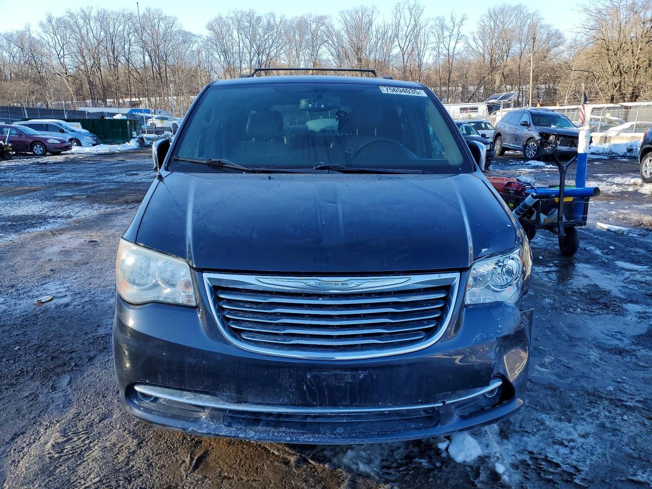 2013 CHRYSLER TOWN & COUNTRY TOURING L photo 5