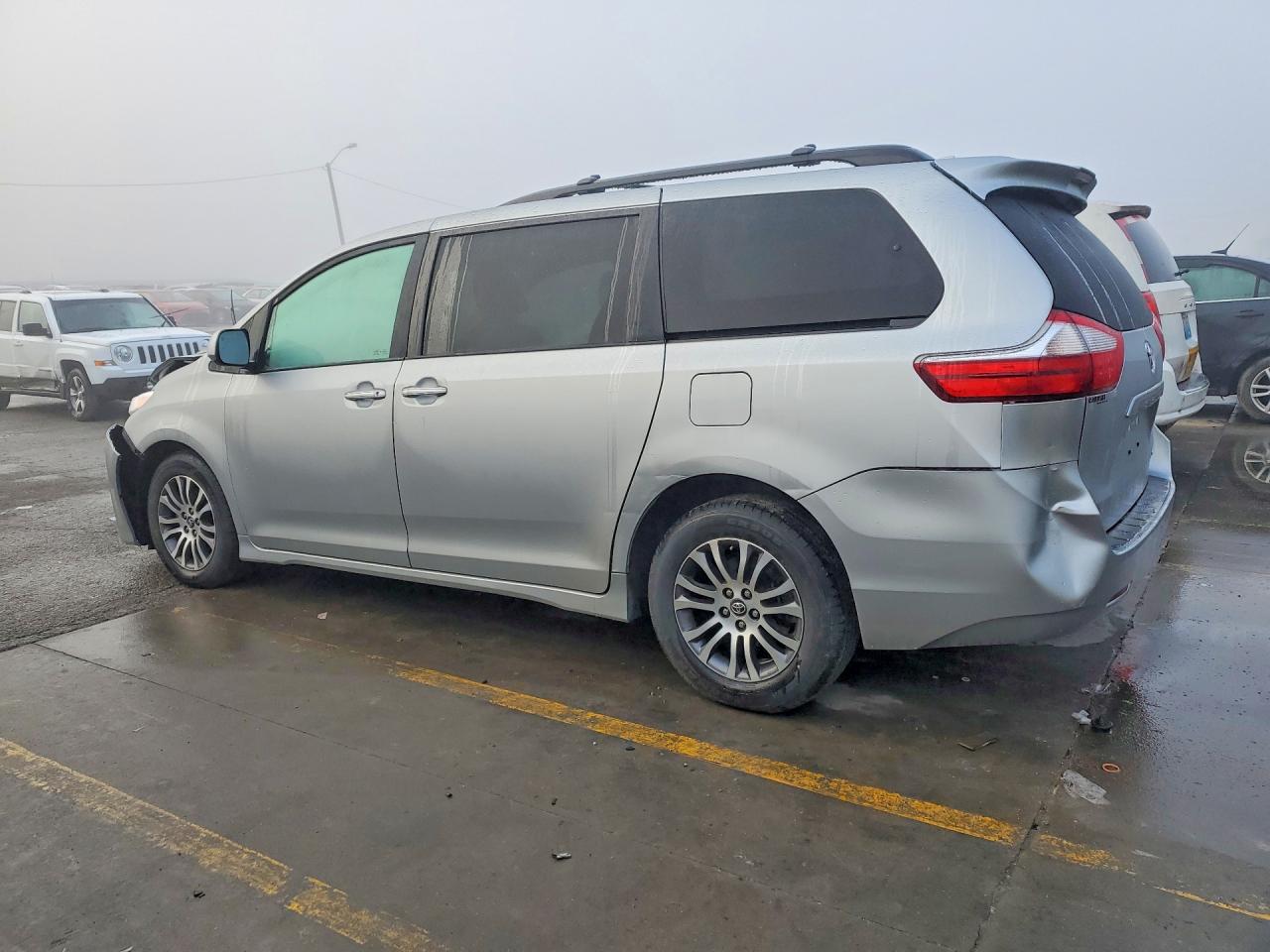 2020 TOYOTA SIENNA photo 2