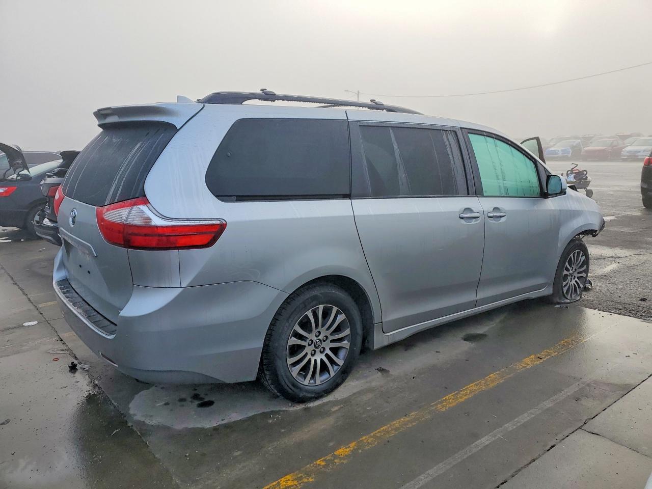 2020 TOYOTA SIENNA photo 3