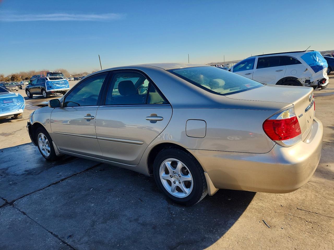 2005 TOYOTA CAMRY LE photo 3