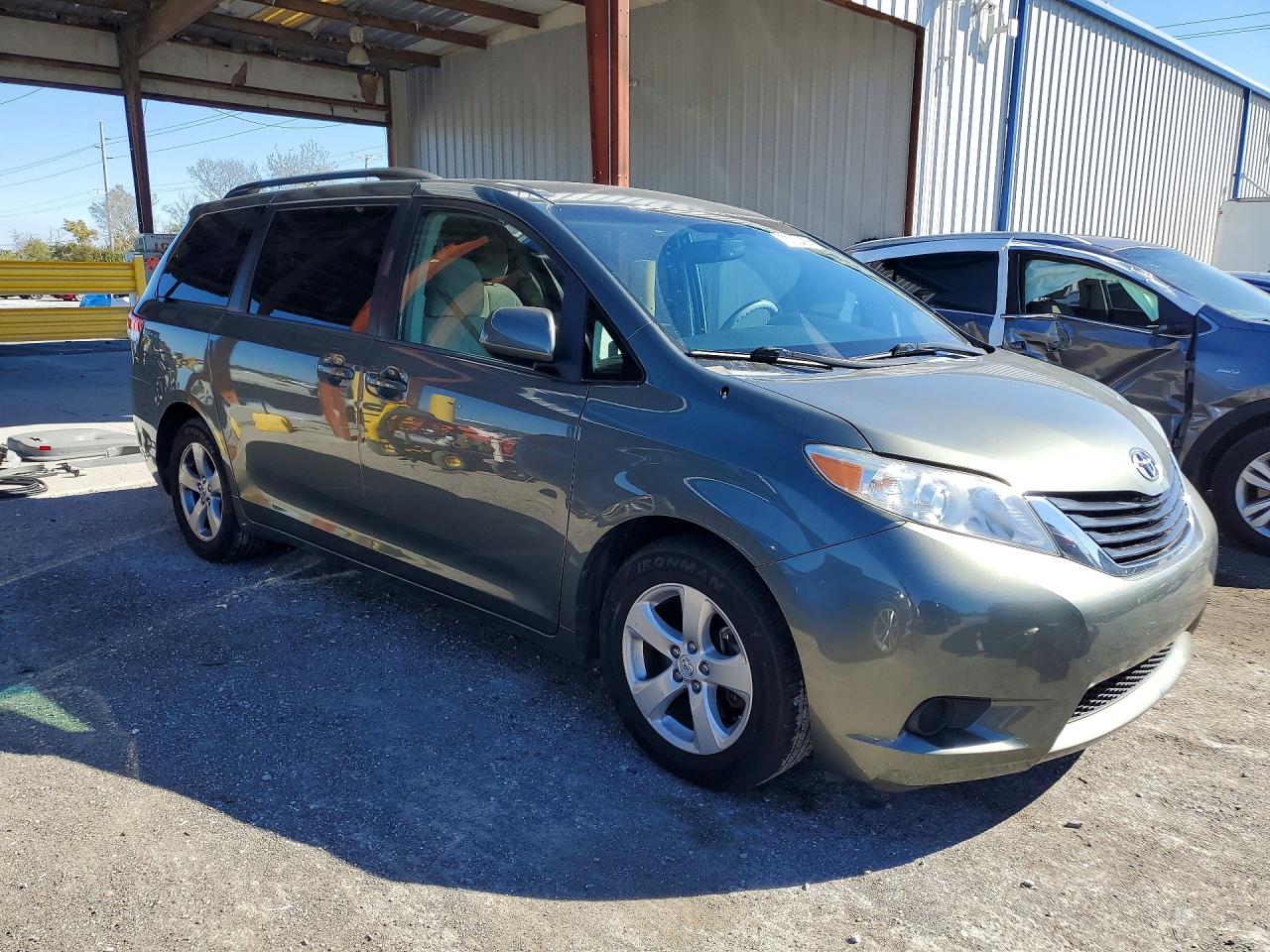 2014 TOYOTA SIENNA LE photo 7