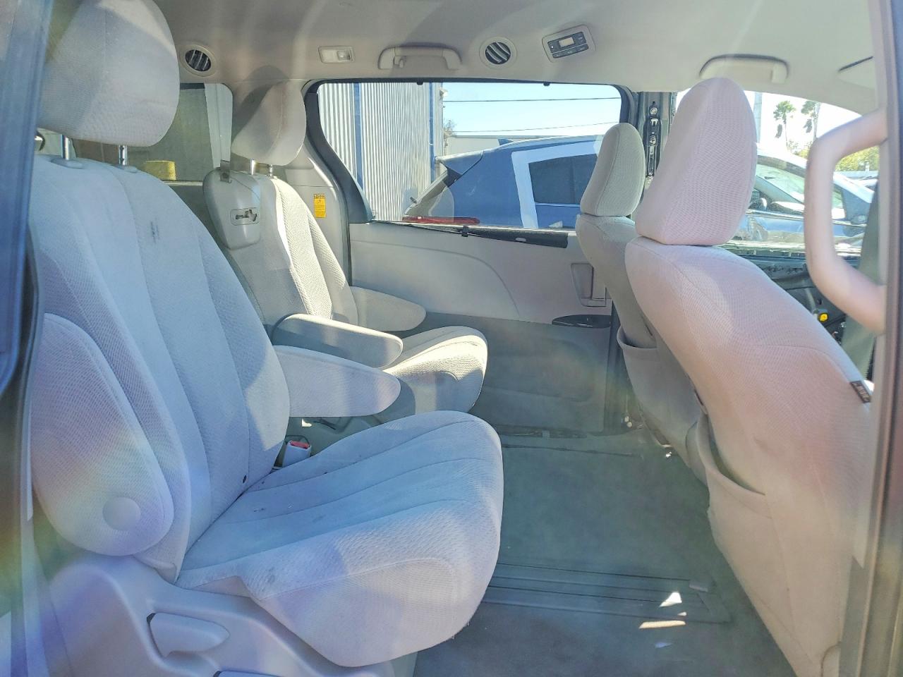 2014 TOYOTA SIENNA LE photo 21