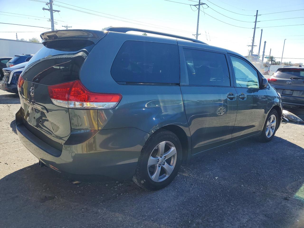 2014 TOYOTA SIENNA LE photo 5