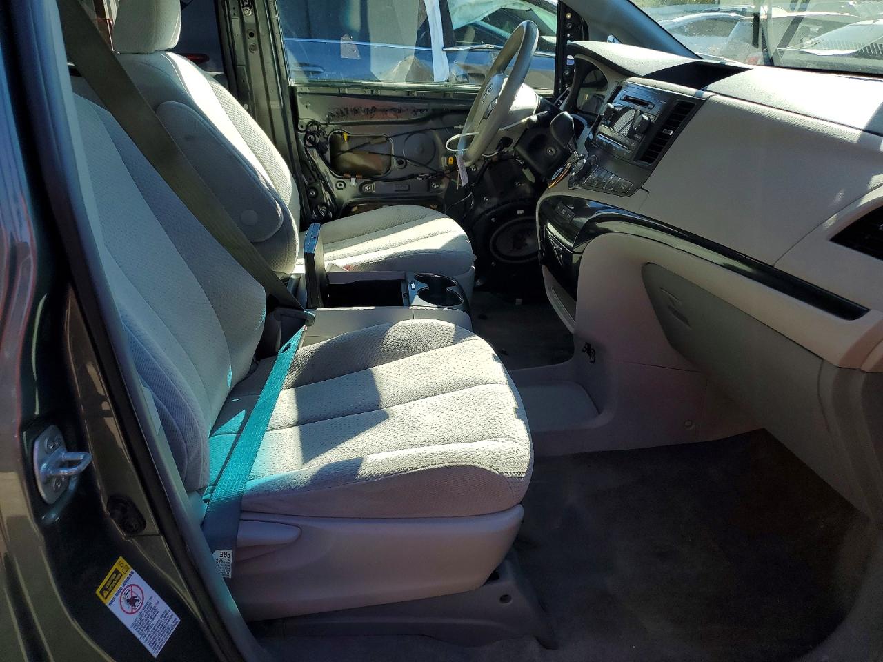 2014 TOYOTA SIENNA LE photo 13