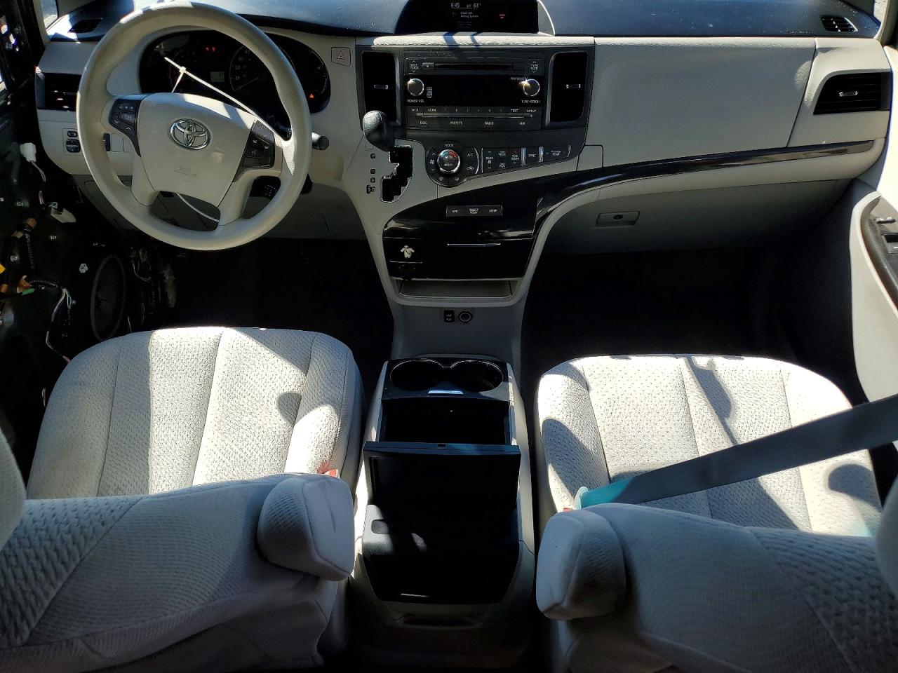 2014 TOYOTA SIENNA LE photo 15