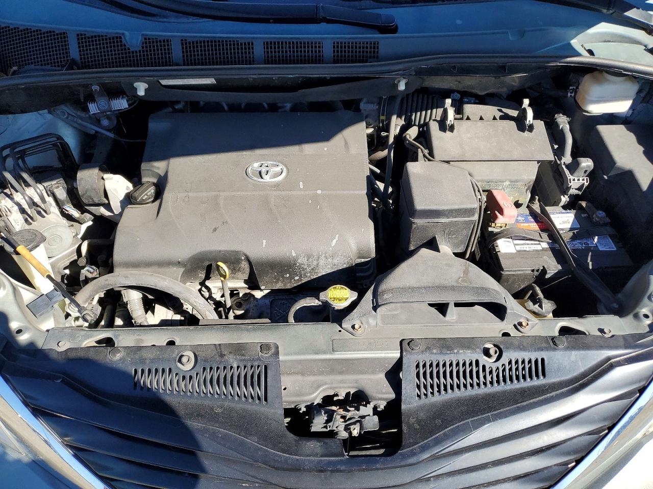 2014 TOYOTA SIENNA LE photo 23