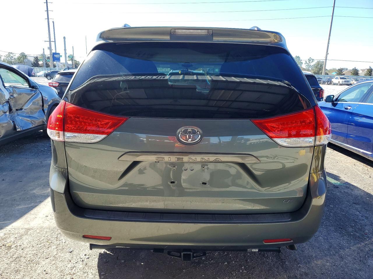 2014 TOYOTA SIENNA LE photo 11