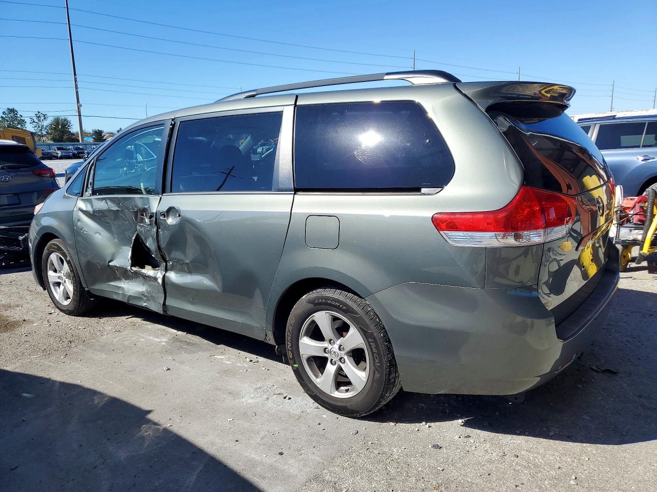 2014 TOYOTA SIENNA LE photo 3