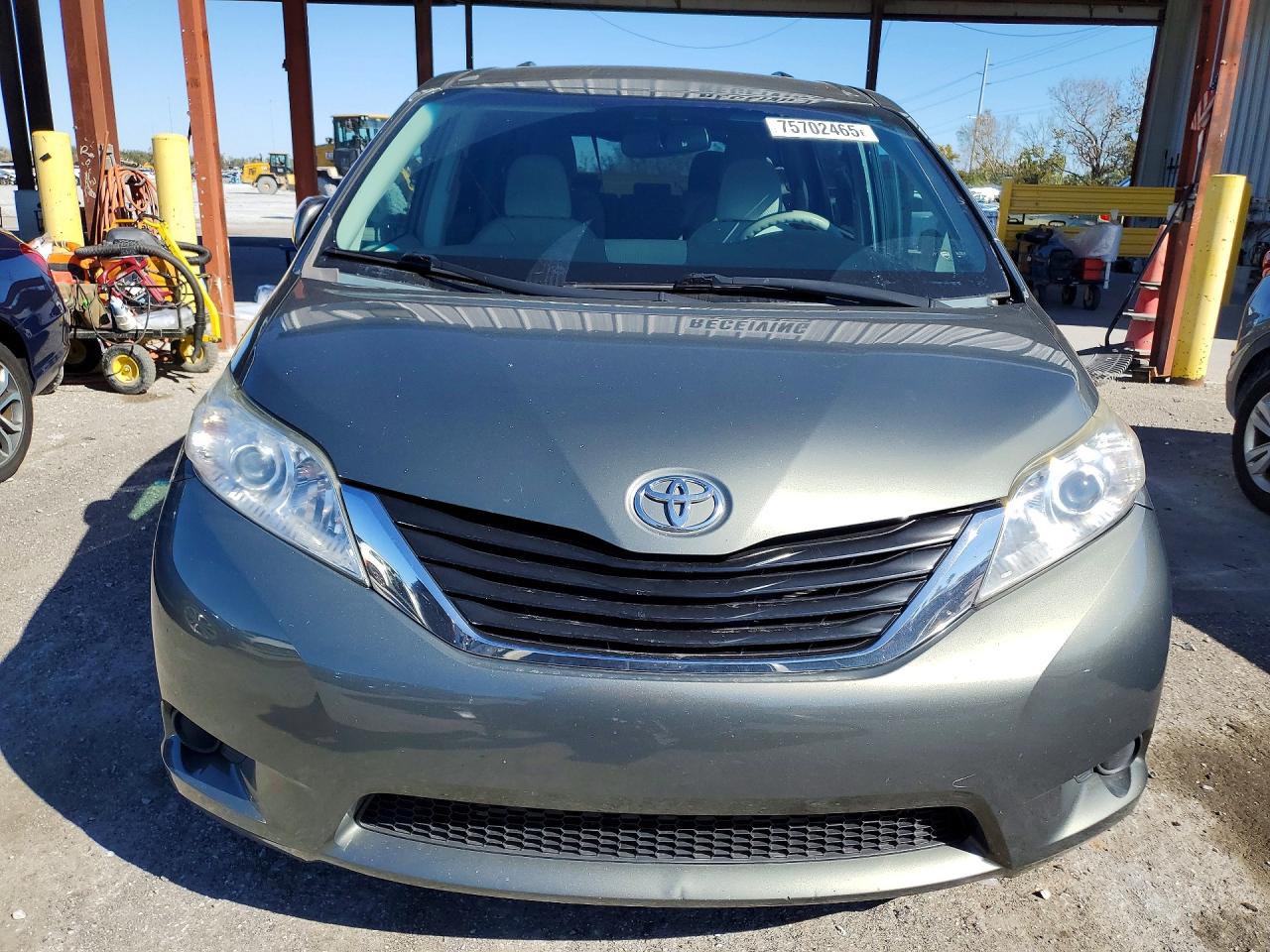 2014 TOYOTA SIENNA LE photo 9