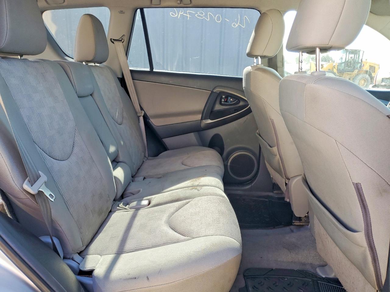 2011 TOYOTA RAV4 photo 11