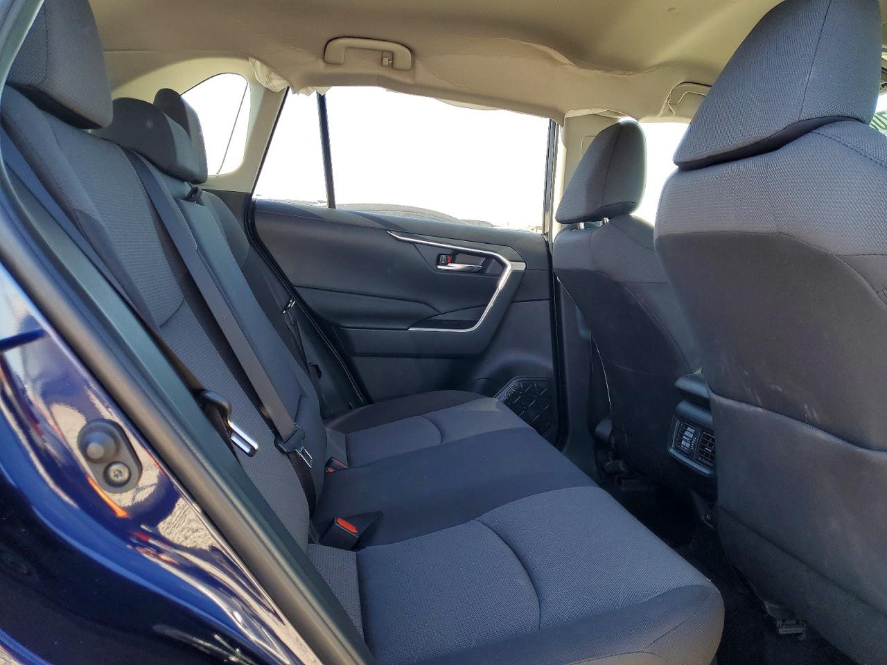 2025 TOYOTA RAV4 XLE photo 11