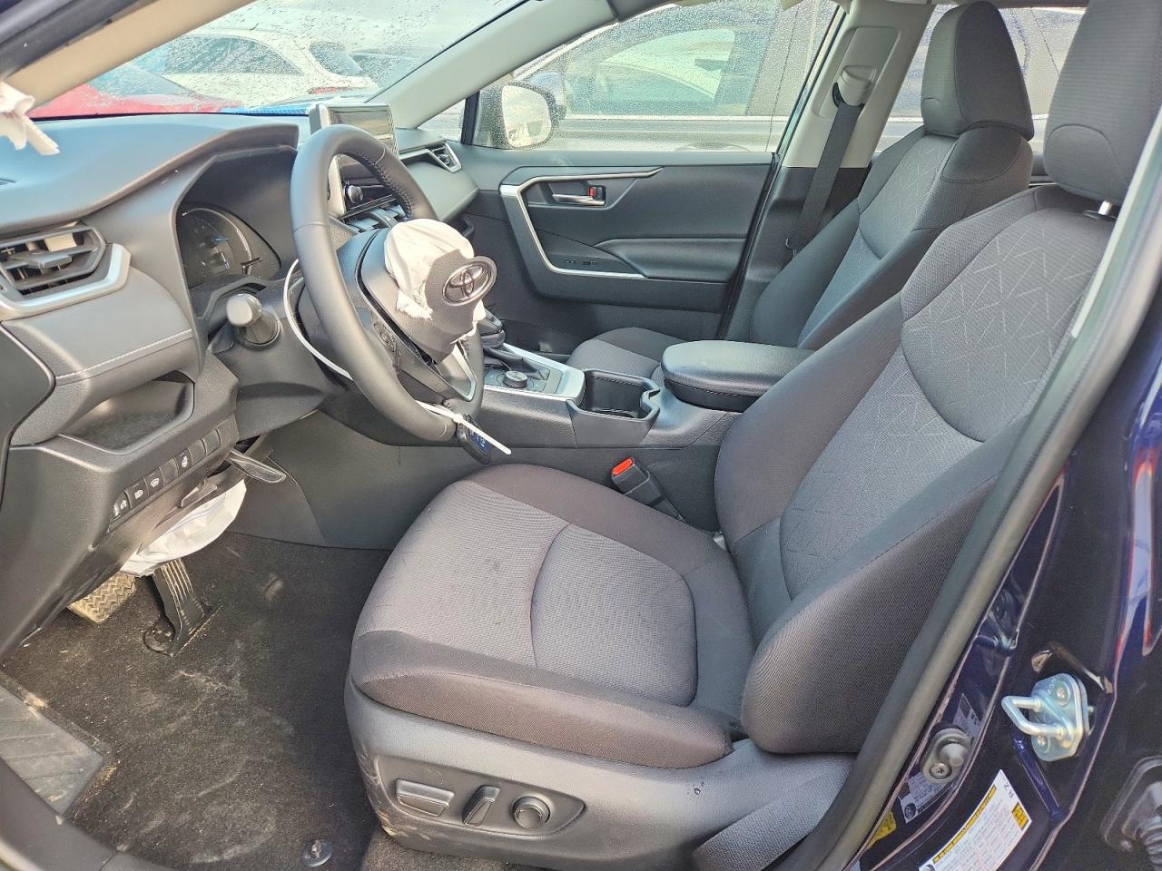 2025 TOYOTA RAV4 XLE photo 7