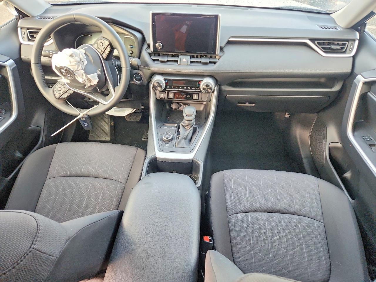 2025 TOYOTA RAV4 XLE photo 8