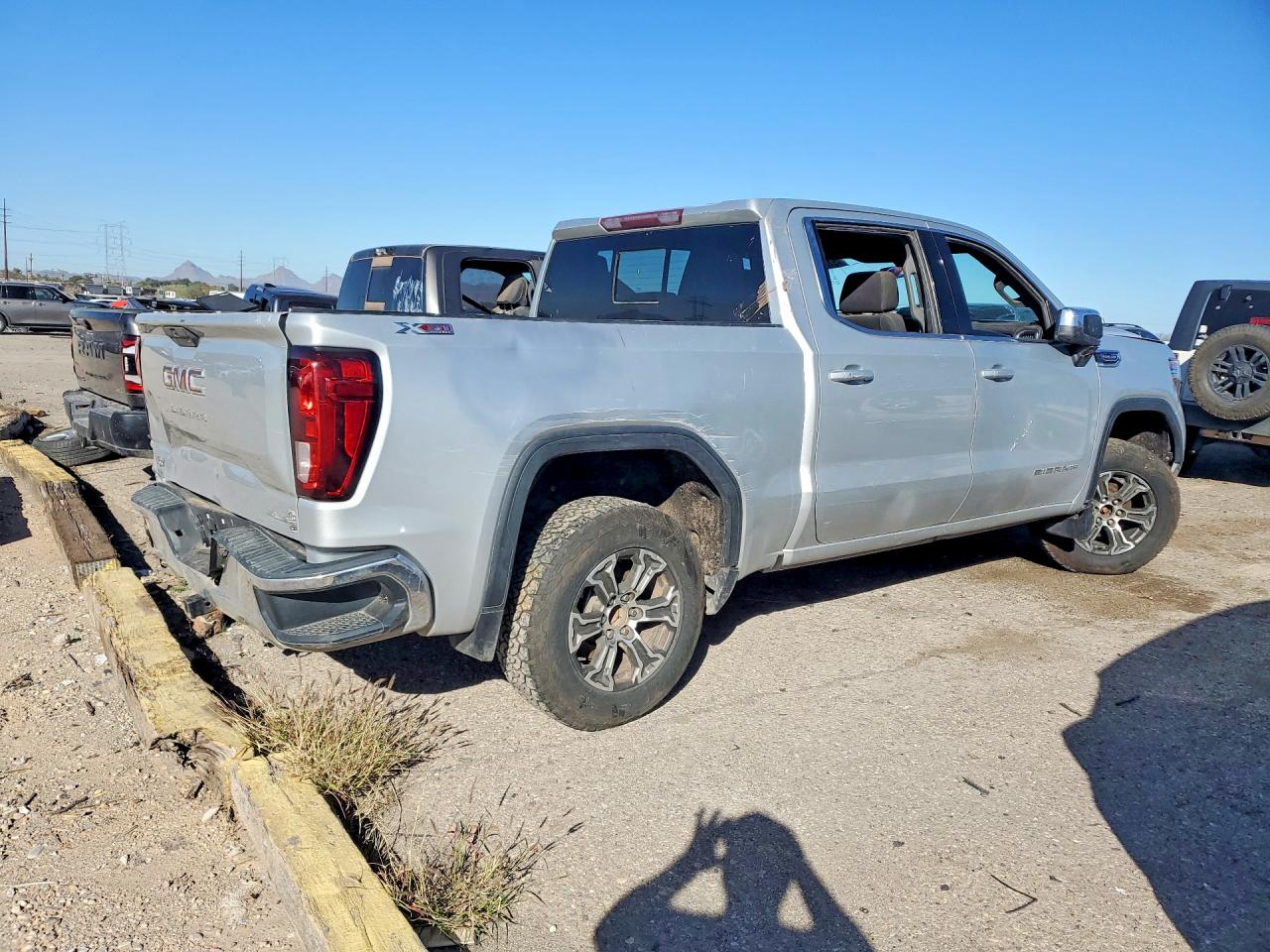 2020 GMC SIERRA K1500 SLE photo 3