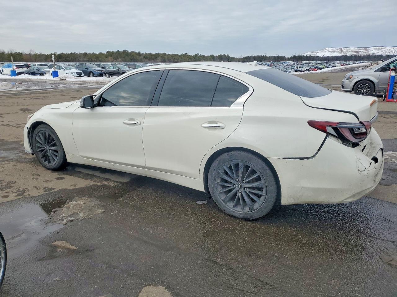 2018 INFINITI Q50 LUXE photo 2
