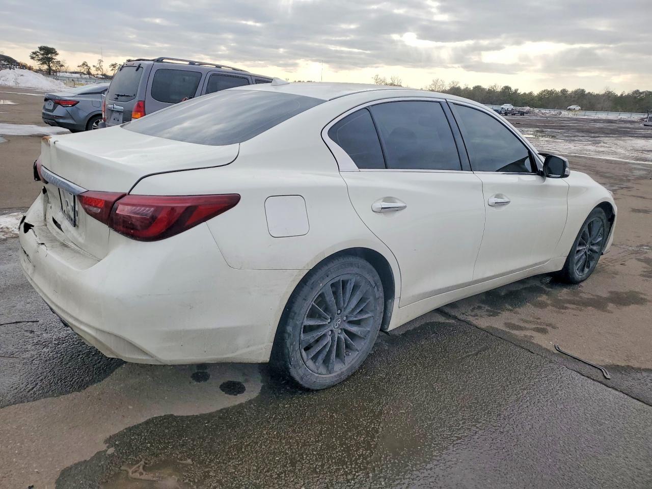 2018 INFINITI Q50 LUXE photo 3