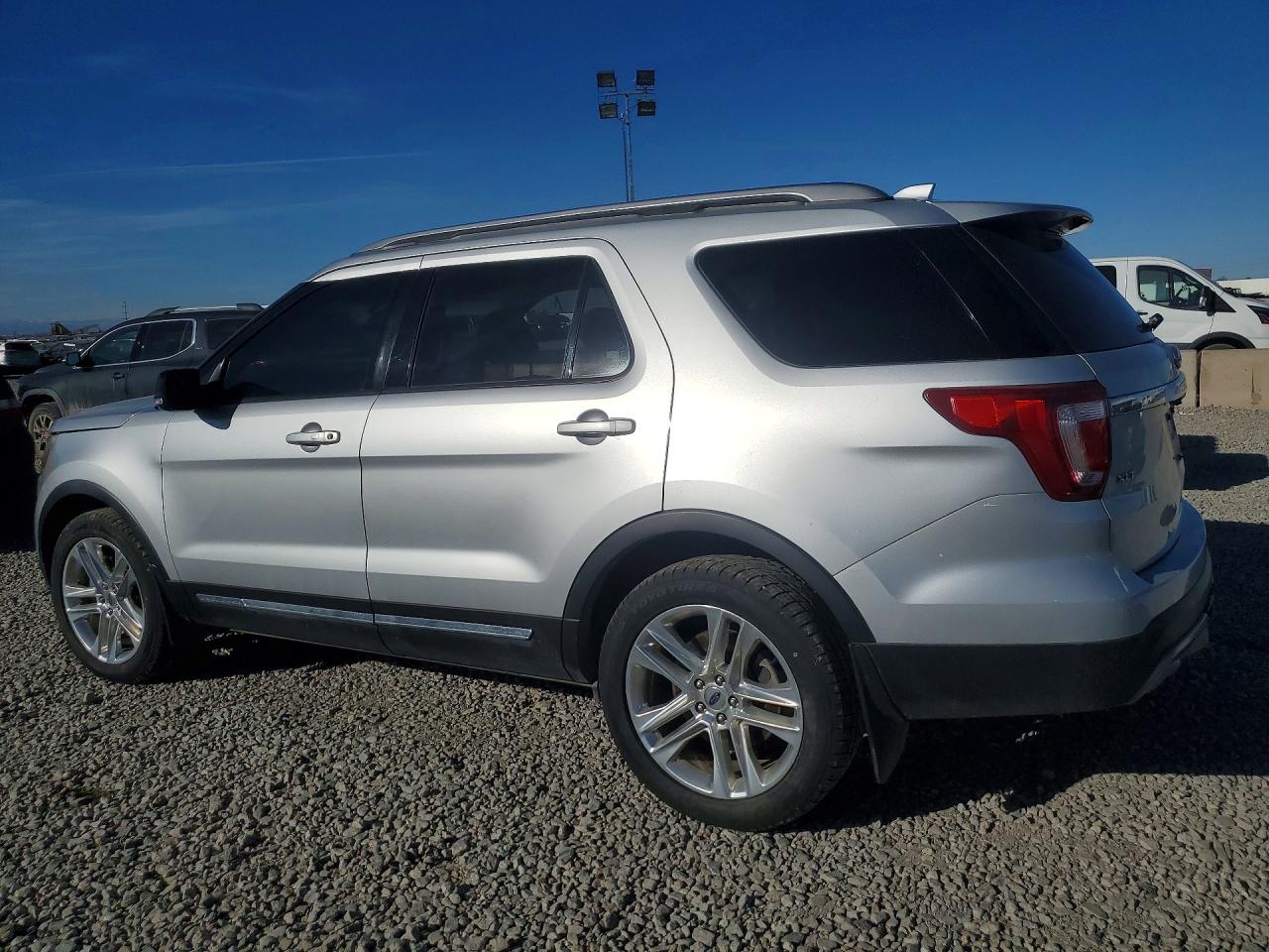 2017 FORD EXPLORER XLT photo 4