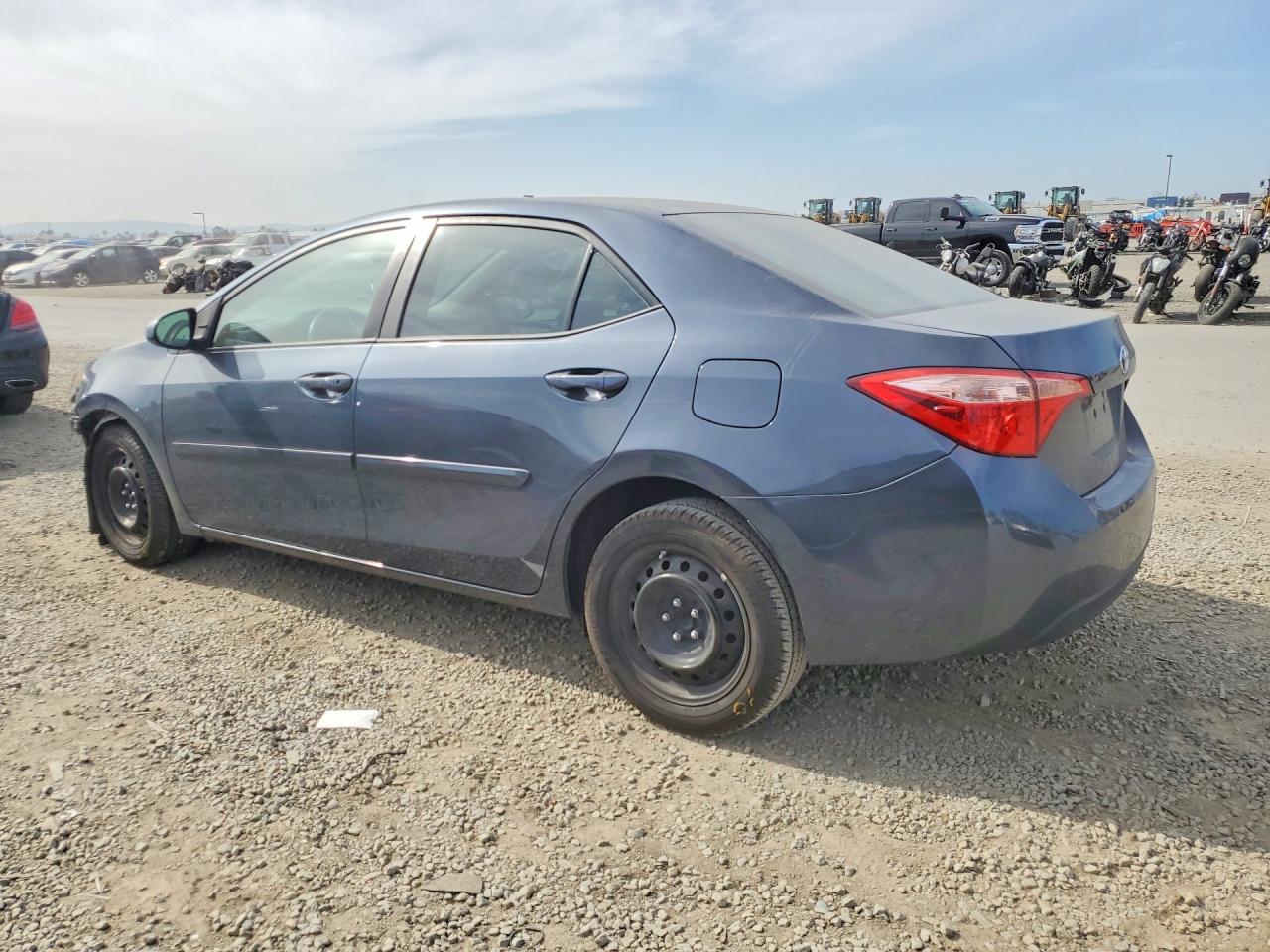 2018 TOYOTA COROLLA LE photo 3