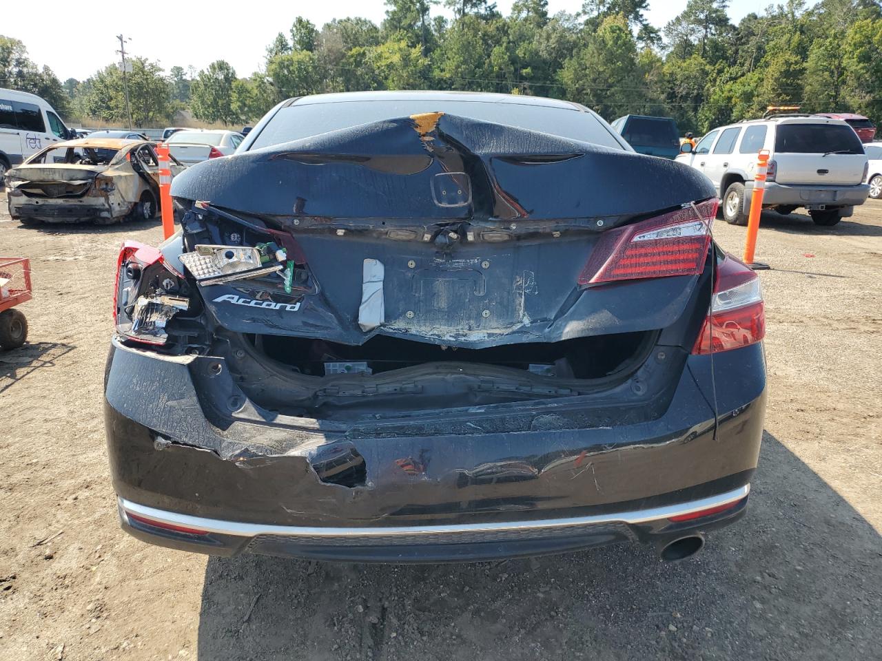 2017 HONDA ACCORD LX photo 16