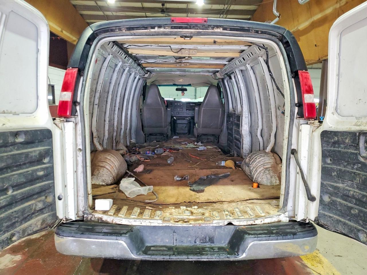 2017 GMC SAVANA G2500 DELIVERY VAN photo 10
