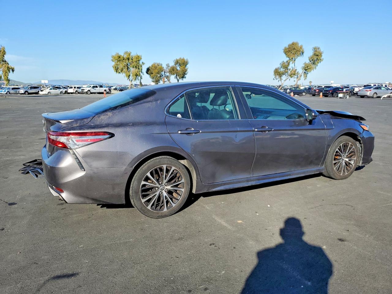 2018 TOYOTA CAMRY L photo 3