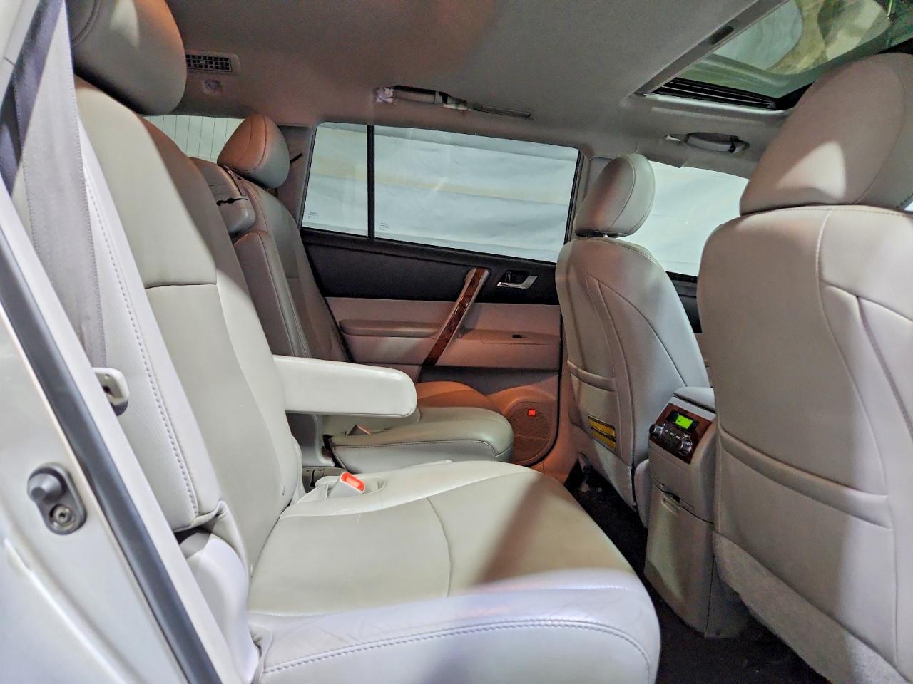 2011 TOYOTA HIGHLANDER LIMITED photo 11