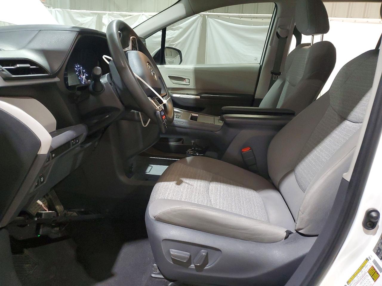 2021 TOYOTA SIENNA LE photo 19