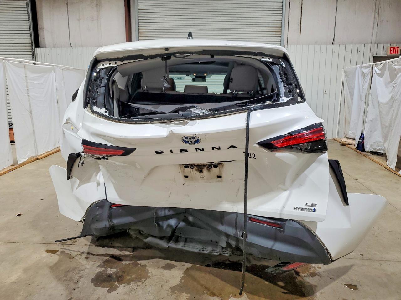 2021 TOYOTA SIENNA LE photo 16