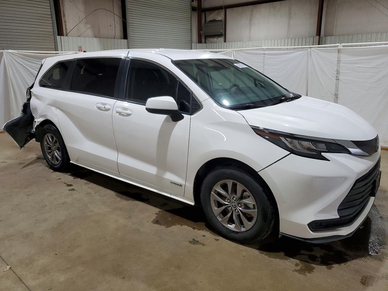 2021 TOYOTA SIENNA LE photo 10