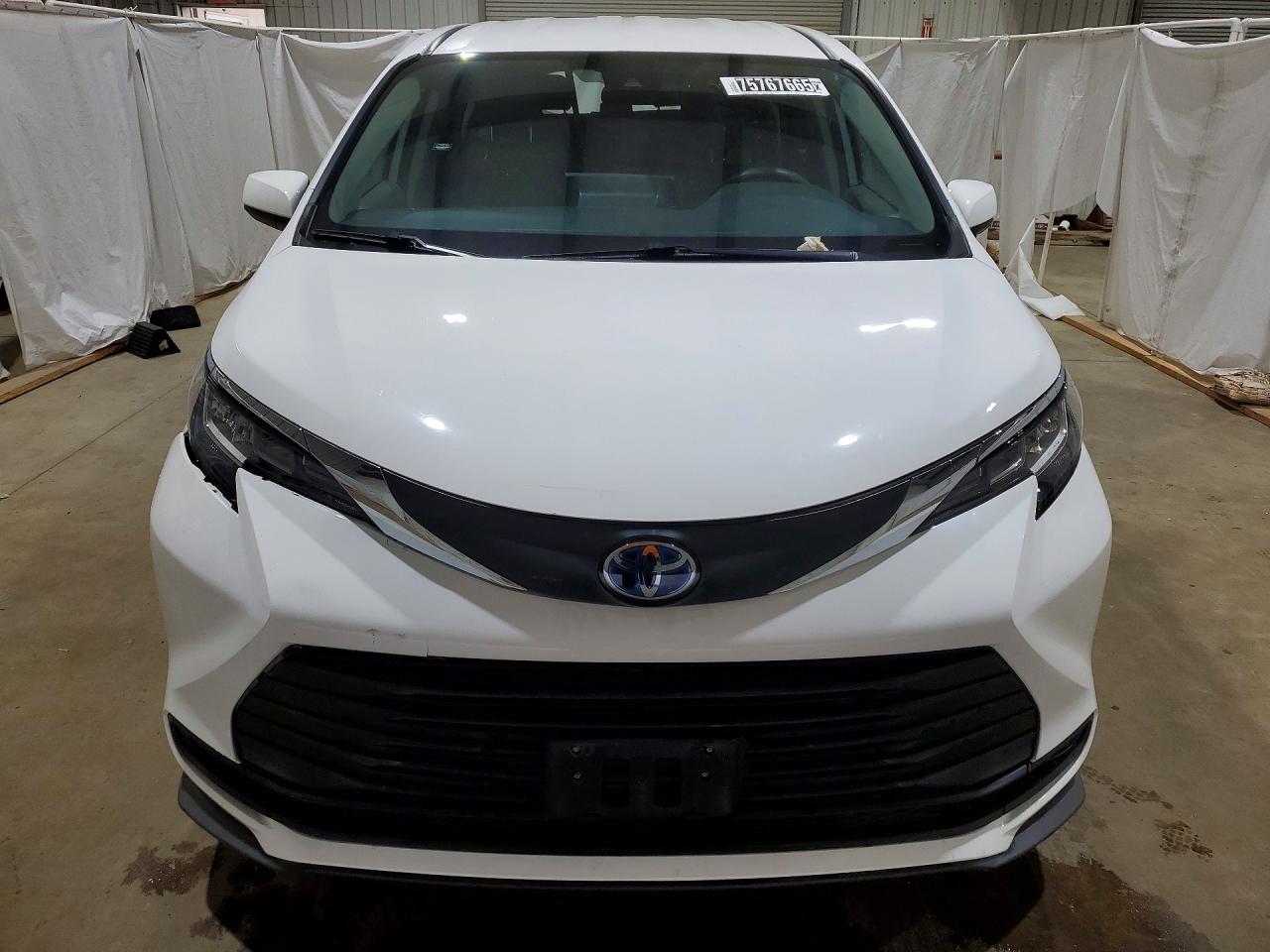 2021 TOYOTA SIENNA LE photo 13