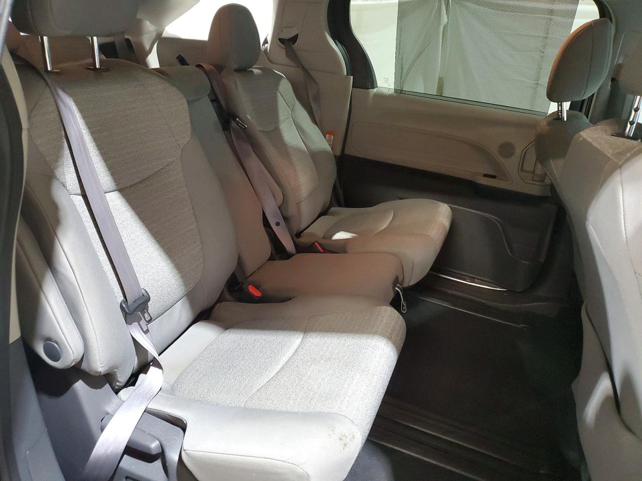 2021 TOYOTA SIENNA LE photo 31