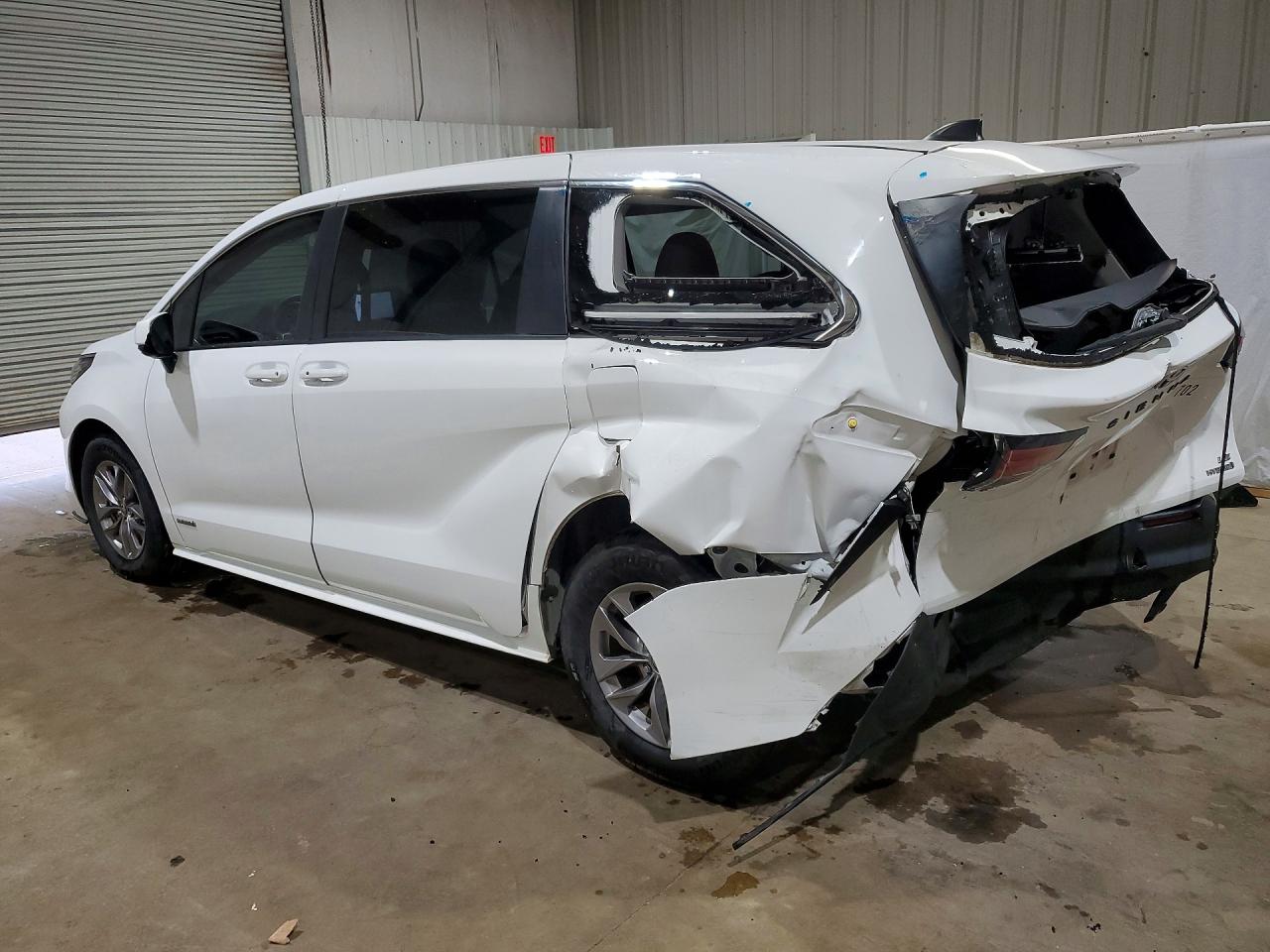 2021 TOYOTA SIENNA LE photo 4