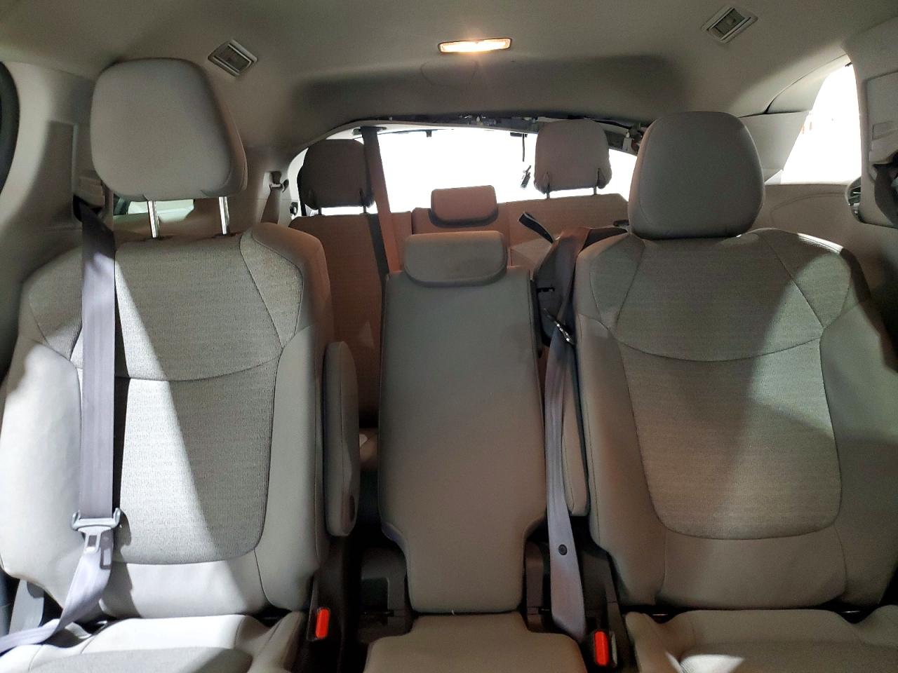2021 TOYOTA SIENNA LE photo 28