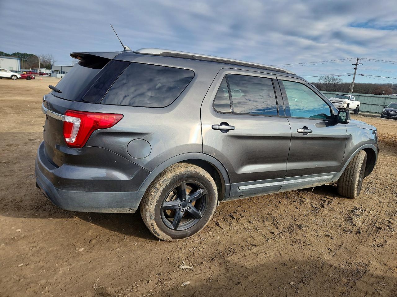 2018 FORD EXPLORER XLT photo 3