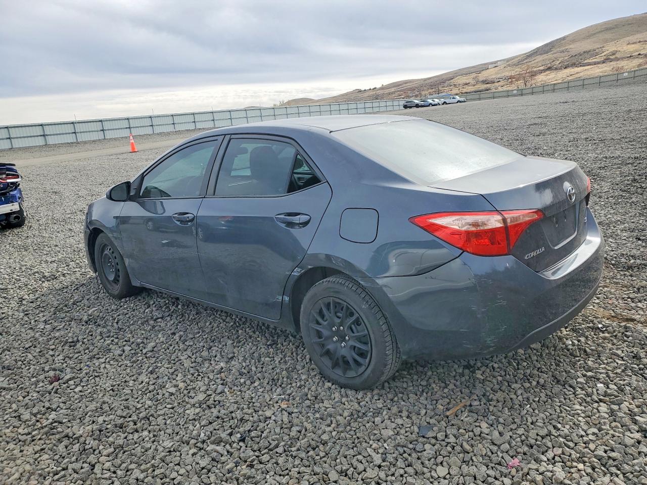 2018 TOYOTA COROLLA L photo 3