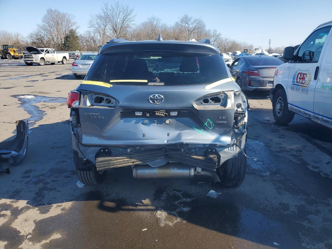 2022 TOYOTA COROLLA CROSS LE photo 16