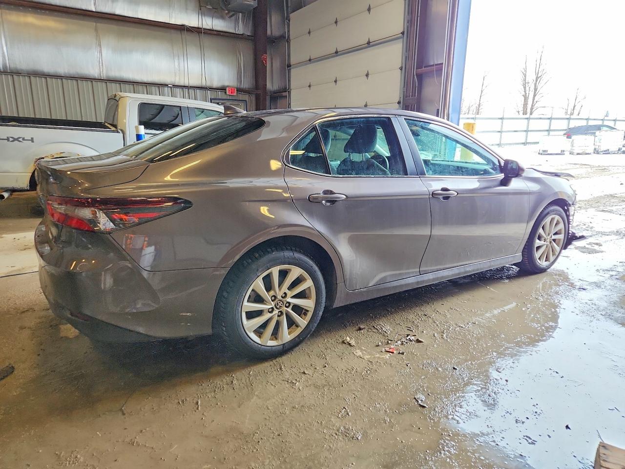 2022 TOYOTA CAMRY LE photo 3
