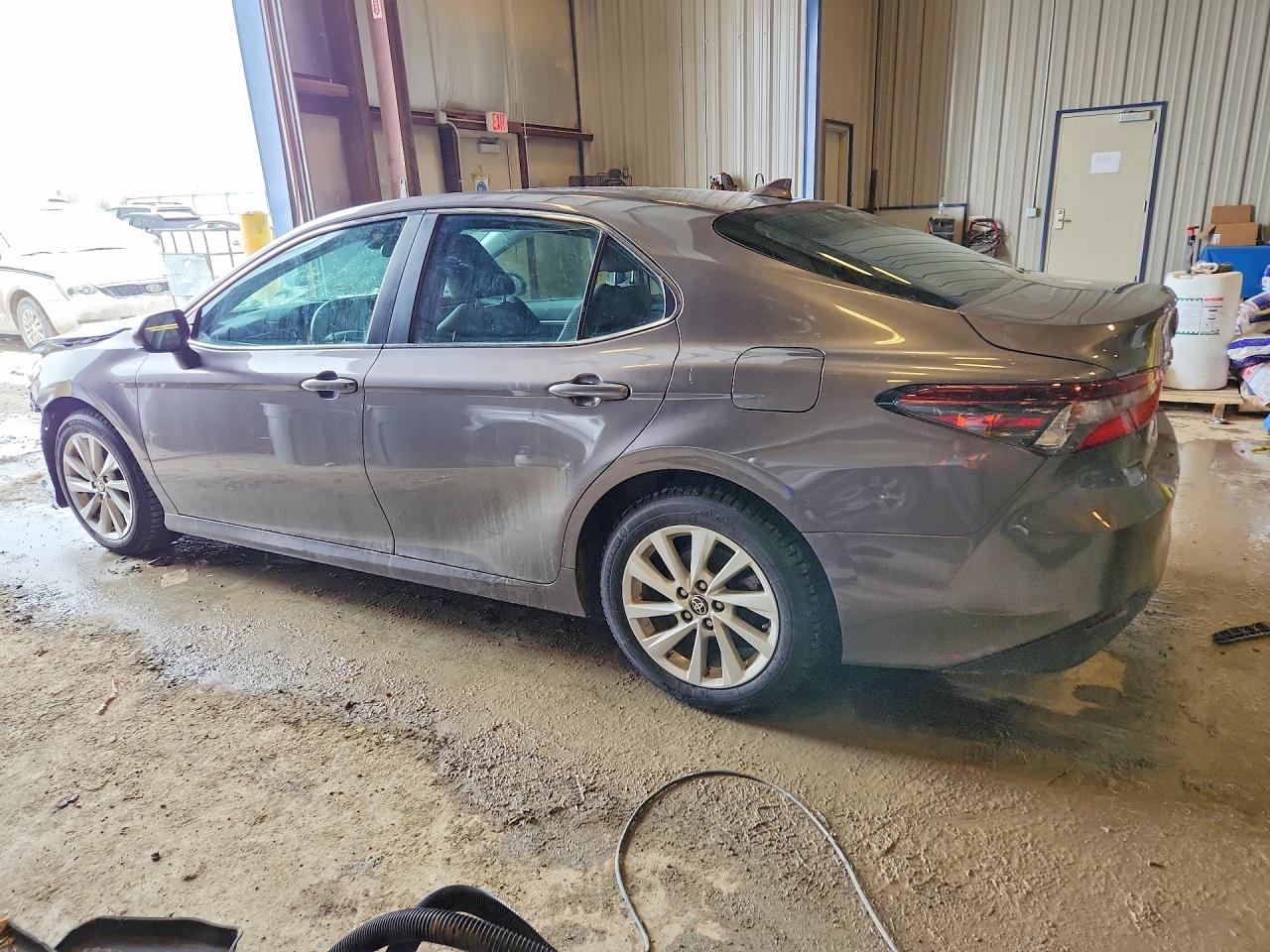 2022 TOYOTA CAMRY LE photo 2