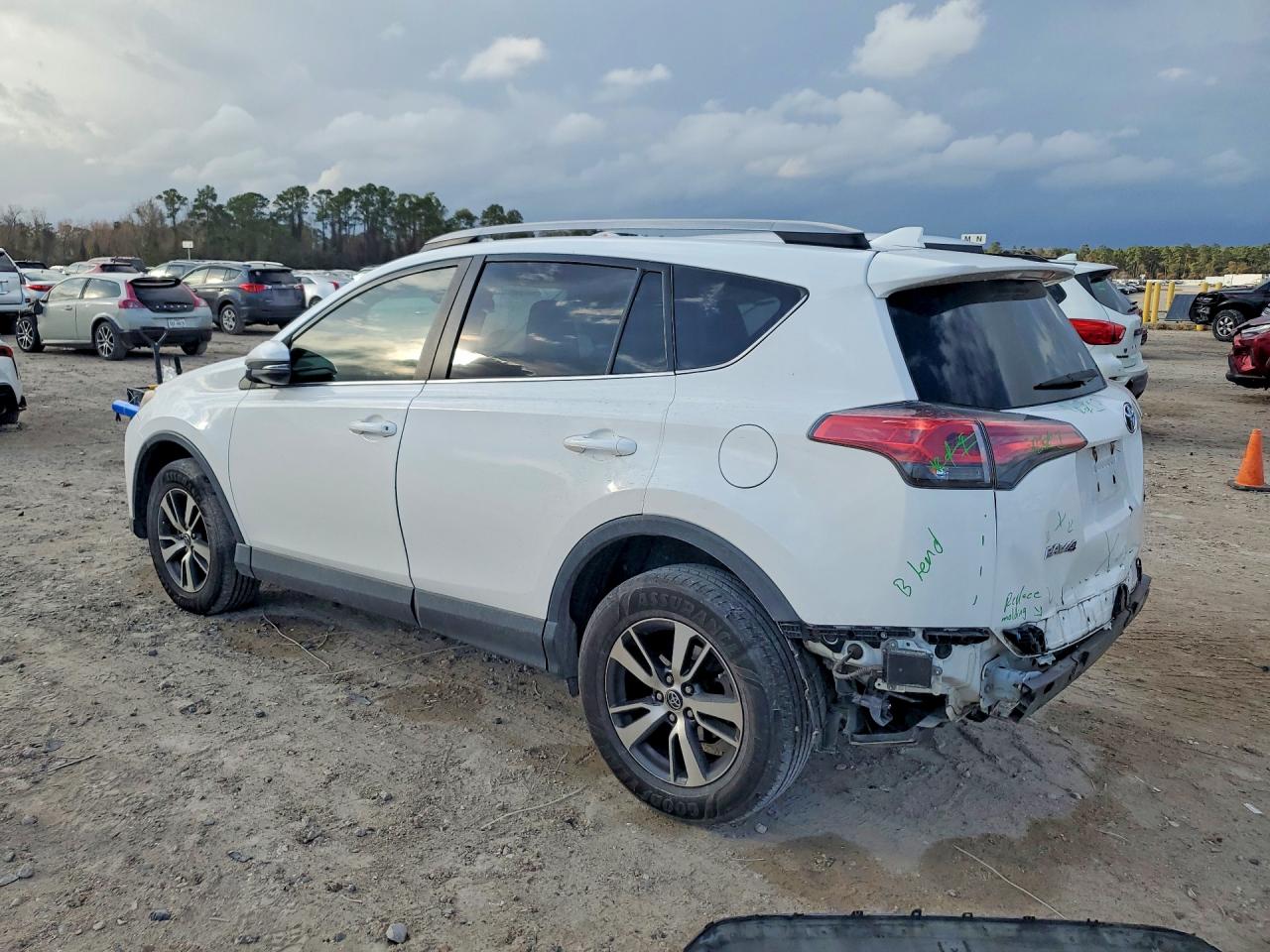 2018 TOYOTA RAV4 XLE photo 2