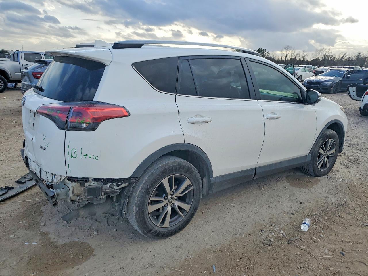 2018 TOYOTA RAV4 XLE photo 3