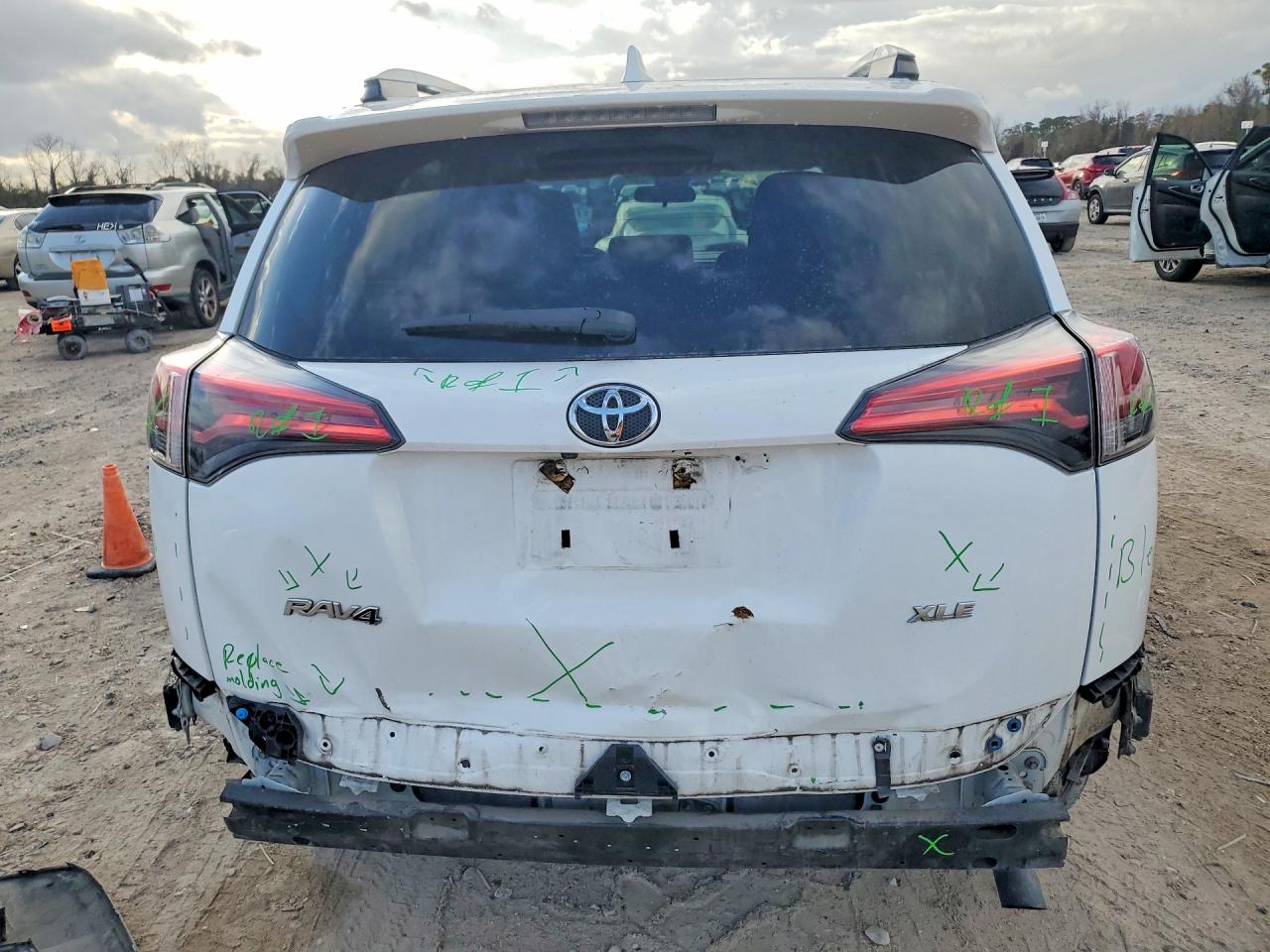 2018 TOYOTA RAV4 XLE photo 6