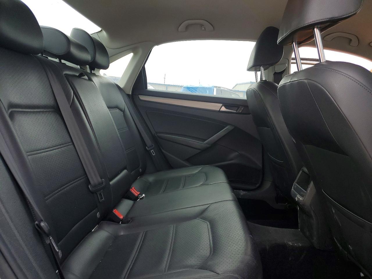 2014 VOLKSWAGEN PASSAT S photo 10